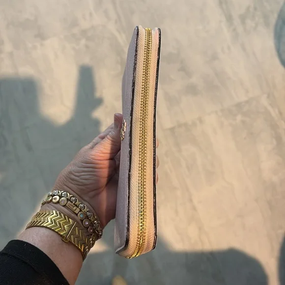Tory Burch. Long wallet zippy wallet pebbled leather lavender beige interior - Picture 6 of 11